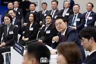 윤석열 대통령이 13일 부산시청에서 열린 ‘국민과 함께하는 민생토론회 - 열한 번째, 부산이 활짝 여는 지방시대’에서 토론자의 발언을 듣고 있다.