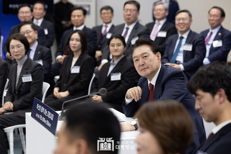 윤석열 대통령이 13일 부산시청에서 열린 ‘국민과 함께하는 민생토론회 - 열한 번째, 부산이 활짝 여는 지방시대’에서 토론자의 발언을 듣고 있다.