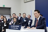 윤석열 대통령이 13일 부산시청에서 열린 ‘국민과 함께하는 민생토론회 - 열한 번째, 부산이 활짝 여는 지방시대’에서 발언하고 있다.