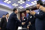 윤석열 대통령이 13일 부산시청에서 열린 ‘국민과 함께하는 민생토론회 - 열한 번째, 부산이 활짝 여는 지방시대’에서 참석자와 인사하고 있다.