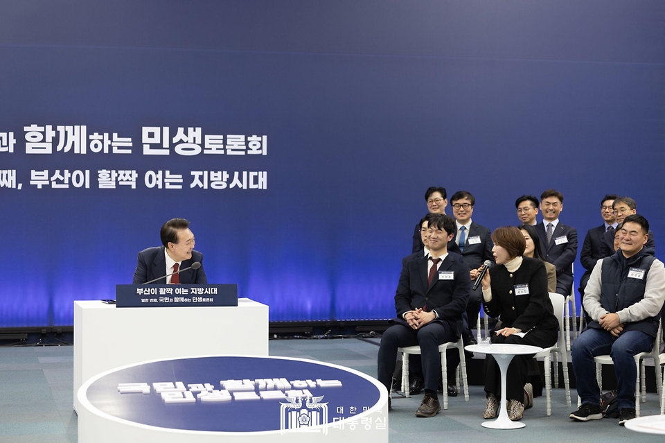 윤석열 대통령이 13일 부산시청에서 열린 ‘국민과 함께하는 민생토론회 - 열한 번째, 부산이 활짝 여는 지방시대’에서 토론자의 발언을 듣고 있다.