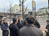 강희업 대도시권광역교통위원장이 14일 성남시 서현역 광역버스정류장에서 장거리 출퇴근 시민의 애로사항을 듣고 있다. 좌석예약제는 사전에 스마트폰 어플리케이션으로 원하는 시간 및 정류장을 선택하여 광역버스를 예약, 동일한 승차요금으로 대기없이 탑승하는 제도 이다.