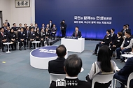 윤석열 대통령이 13일 부산시청에서 열린 ‘국민과 함께하는 민생토론회 - 열한 번째, 부산이 활짝 여는 지방시대’에서 발언하고 있다.