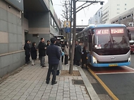 강희업 대도시권광역교통위원장이 14일 성남시 서현역 광역버스정류장에서 사전에 예약한 버스에 탑승하고 있다. 좌석예약제는 사전에 스마트폰 어플리케이션으로 원하는 시간 및 정류장을 선택하여 광역버스를 예약, 동일한 승차요금으로 대기없이 탑승하는 제도 이다.