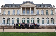 최남호 산업통상자원부 2차관이 14일(현지시간) 프랑스 파리 OECD 본부에서 개최된 ‘국제에너지기구(IEA) 각료 이사회 정부·산업 간 대화’에서 참석자들과 기념 촬영을 하고 있다.
