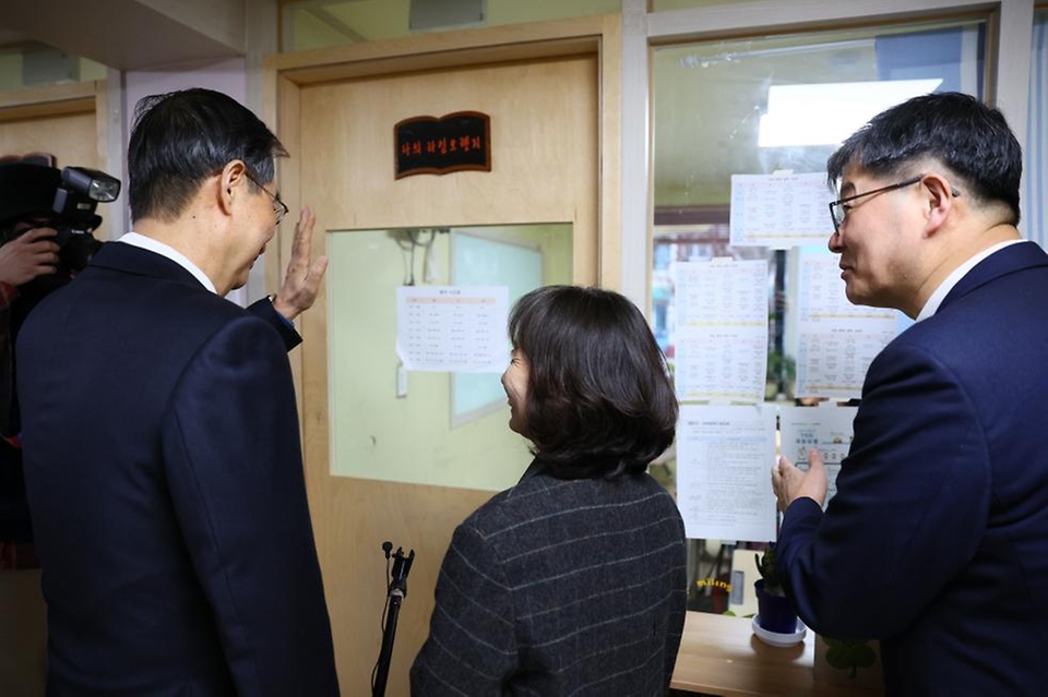 한덕수 국무총리가 15일 서울 은평구 은광지역아동센터에 겨울철 아동 급식 현장방문차 찾아 김명자 센터장에게 내부 시설을 안내 받으며 둘러보고 있다. 