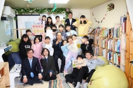 한덕수 국무총리가 15일 서울 은평구 은광지역아동센터에 겨울철 아동 급식 현장방문차 찾아 학생들과 기념촬영하고 있다.