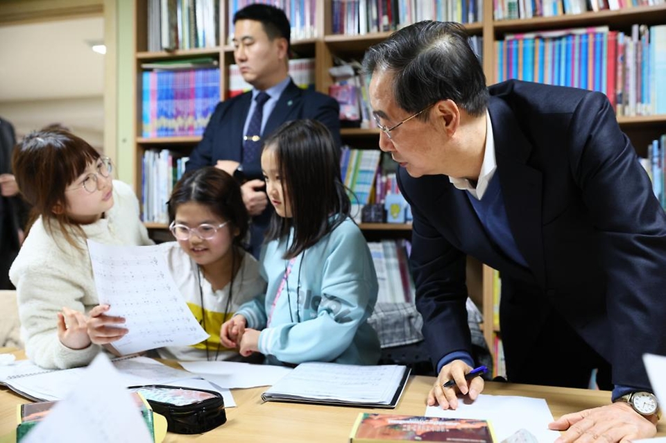 한덕수 국무총리가 15일 서울 은평구 은광지역아동센터에 겨울철 아동 급식 현장방문차 찾아 사인을 요청한 학생들에게 사인과 덕담을 해주고 있다. 