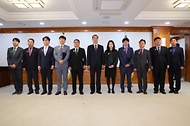 한덕수 국무총리가 15일 서울 종로구 정부서울청사에서 열린 규제개혁 유공 정부포상 수여식에서 수상자들과 기념촬영을 하고 있다. 