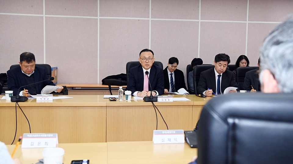 이한경 행정안전부 재난안전관리본부장이 16일 서울 종로구 정부서울청사 2층 회의실에서 열린 ‘보행안전 전문가 간담회’에서 발언하고 있다.