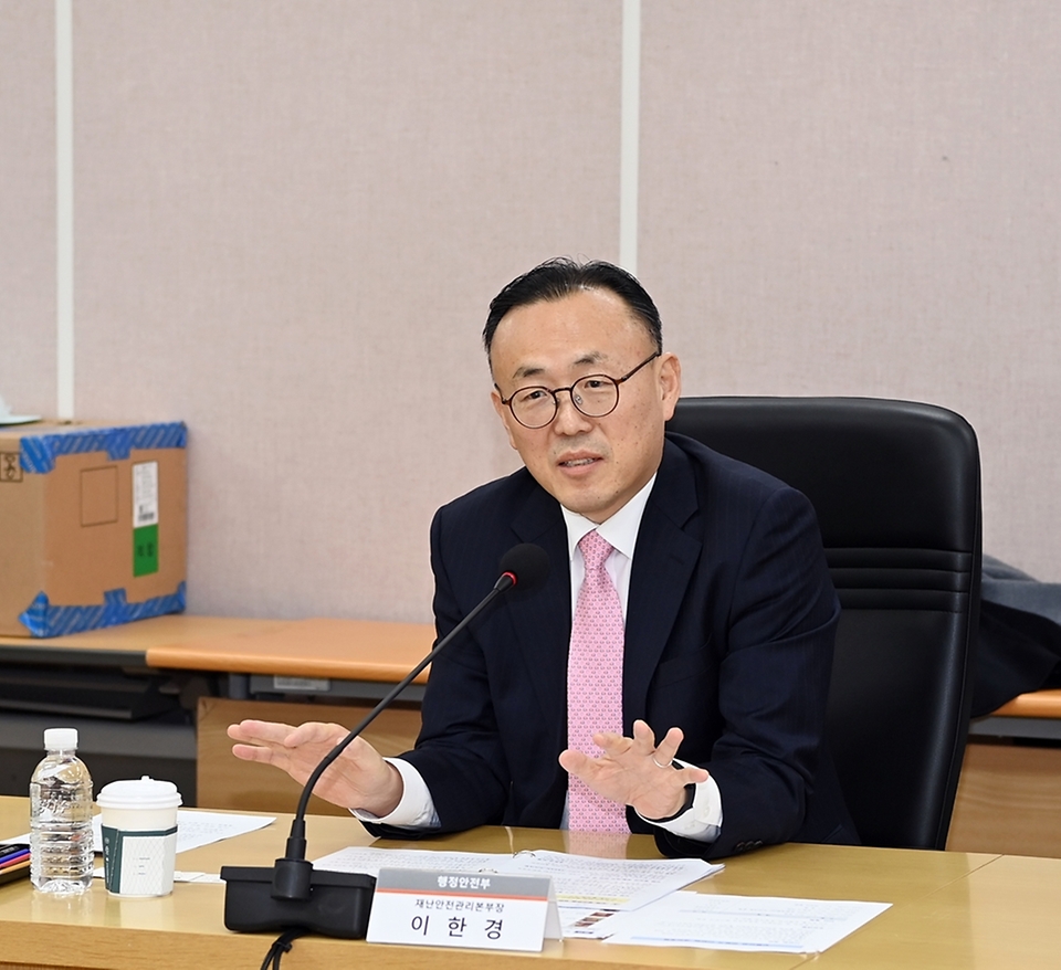 이한경 행정안전부 재난안전관리본부장이 16일 서울 종로구 정부서울청사 2층 회의실에서 열린 ‘보행안전 전문가 간담회’에서 발언하고 있다.