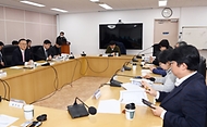 이한경 행정안전부 재난안전관리본부장이 16일 서울 종로구 정부서울청사 2층 회의실에서 열린 ‘보행안전 전문가 간담회’에서 전문가들과 논의하고 있다.