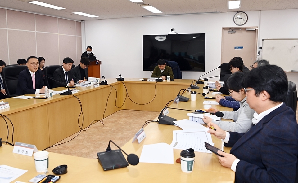 이한경 행정안전부 재난안전관리본부장이 16일 서울 종로구 정부서울청사 2층 회의실에서 열린 ‘보행안전 전문가 간담회’에서 전문가들과 논의하고 있다.
