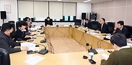 이한경 행정안전부 재난안전관리본부장이 16일 서울 종로구 정부서울청사 2층 회의실에서 열린 ‘보행안전 전문가 간담회’에서 전문가들과 논의하고 있다.