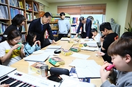 한덕수 국무총리가 15일 서울 은평구 은광지역아동센터에 겨울철 아동 급식 현장방문차 찾아 학생들의 오카리나 연주를 듣고 있다. 