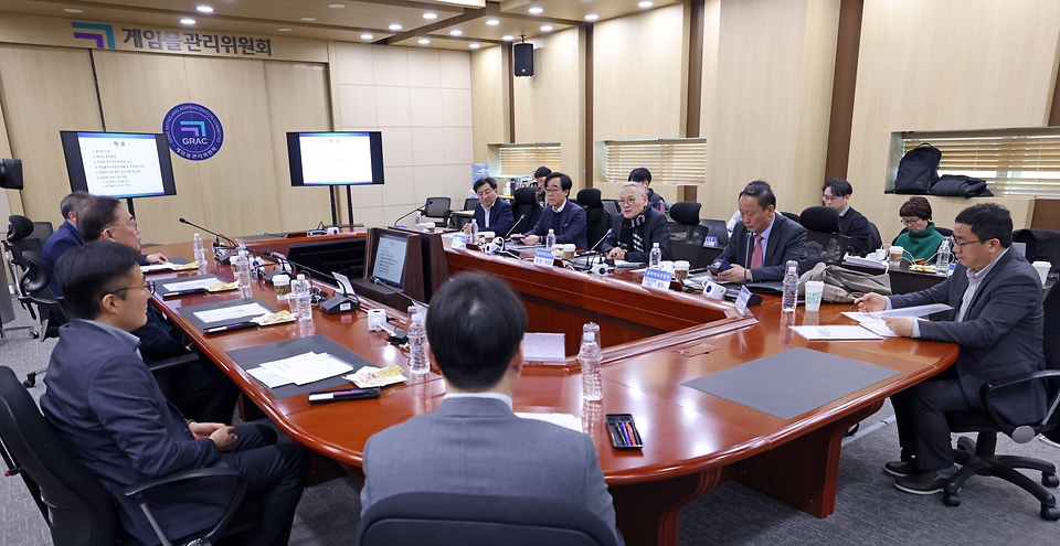 유인촌 문화체육관광부 장관이 16일 부산 해운대구 게임물관리위원회를 방문해 게임 분야 민생토론회 후속 조치를 점검하고 있다.