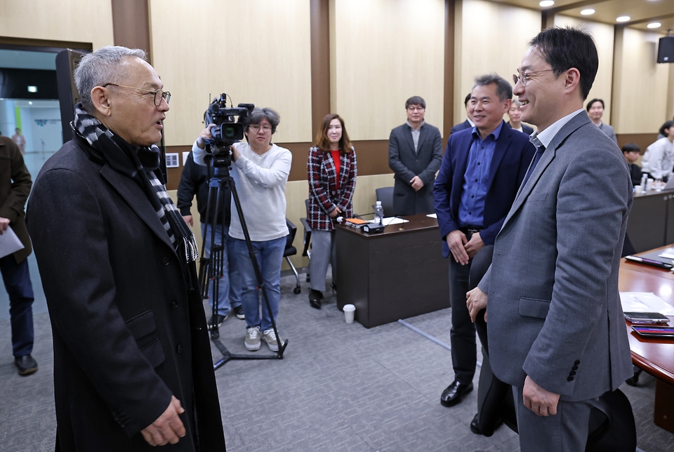 유인촌 문화체육관광부 장관이 16일 부산 해운대구 게임물관리위원회를 방문해 게임 분야 민생토론회 후속 조치를 점검하기에 앞서 직원들과 인사를 나누고 있다.