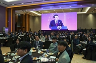 윤석열 대통령이 16일 대전 유성구 ICC호텔에서 열린 ‘미래 과학자와의 대화’에서 격려사를 하고 있다. 