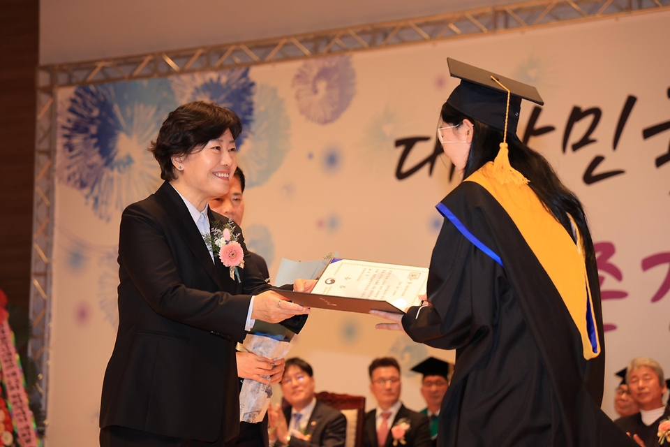 송미령 농림축산식품부 장관이 16일 국립한국농수산대학교에서 열린 ‘제25회 한국농수산대학교 학위수여식’에서 졸업생에게 상장을 수여하고 있다.