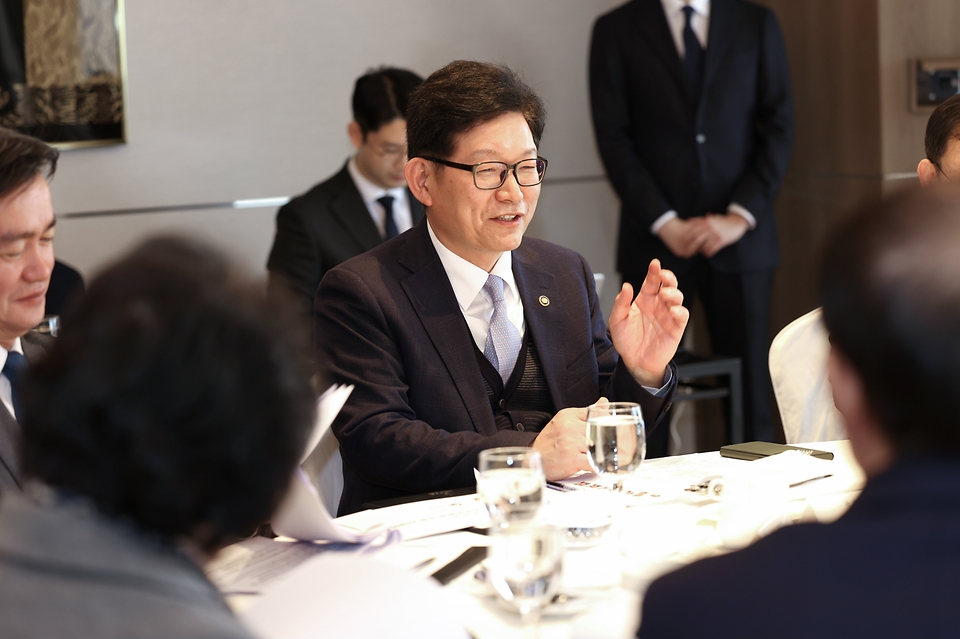 고광효 관세청장이 16일 관세청 및 전국세관 납세자보호위원회 위원장들과 간담회를 개최해 참석자들과 대화를 나누고 있다.