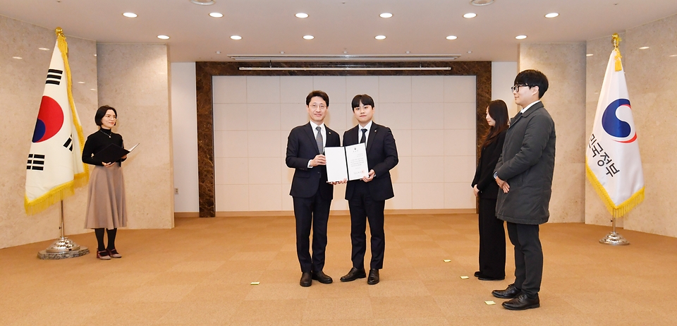 김윤상 기획재정부 차관이 16일 서울 종로구 정부서울청사에서 열린 ‘청년인턴 우수 공공기관 포상식’에 참석해 표창장 수여 후 기념 촬영하고 있다. 