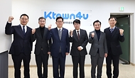 고광효 관세청장이 15일 인천 서구에 위치한 전자상거래 수출업체 (주)케이타운포유를 방문해 업계 의견을 청취한 후 관계자들과 기념촬영을 하고 있다.