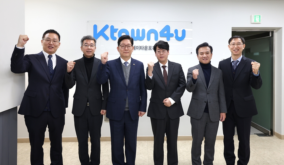 고광효 관세청장이 15일 인천 서구에 위치한 전자상거래 수출업체 (주)케이타운포유를 방문해 업계 의견을 청취한 후 관계자들과 기념촬영을 하고 있다.