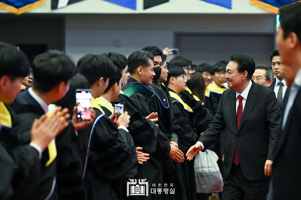 윤석열 대통령이 16일 대전 유성구 한국과학기술원(KAIST)에서 열린 2024년 학위수여식에 참석해 졸업생들을 격려하고 있다. 