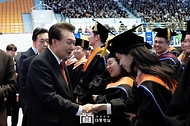윤석열 대통령이 16일 대전 유성구 한국과학기술원(KAIST)에서 열린 2024년 학위수여식에 참석해 졸업생들과 악수하고 있다. 
