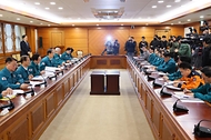 한덕수 국무총리가 19일 서울 종로구 정부서울청사에서 열린 의사 집단 행동 관계 장관회의에 참석해 정부의 대책을 설명하고 있다. 
