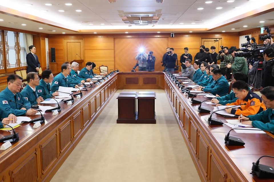 한덕수 국무총리가 19일 서울 종로구 정부서울청사에서 열린 의사 집단 행동 관계 장관회의에 참석해 정부의 대책을 설명하고 있다. 