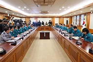 한덕수 국무총리가 19일 서울 종로구 정부서울청사에서 열린 의사 집단 행동 관계 장관회의에 참석해 정부의 대책을 설명하고 있다. 