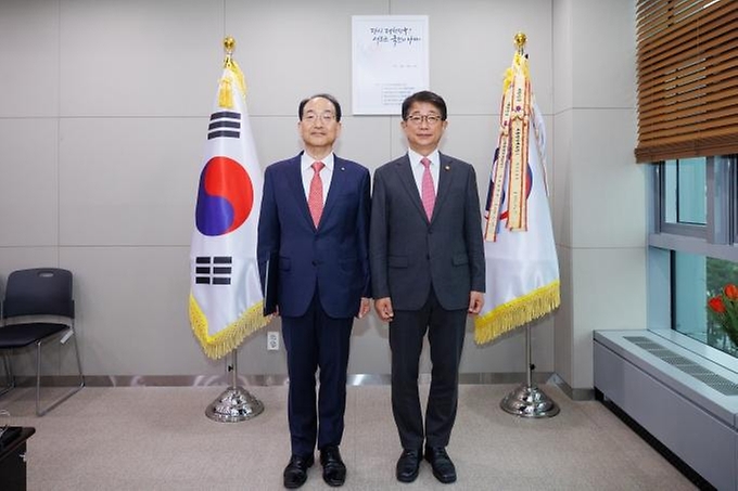 박상우 국토교통부 장관이 19일 정부세종청사에서 이성해 국가철도공단 신임 이사장과 함께 기념 촬영하고 있다.  