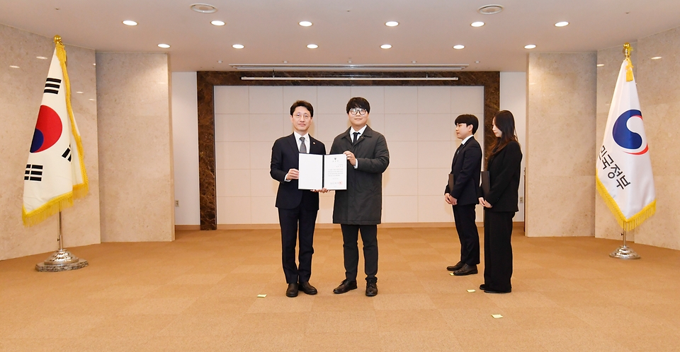 김윤상 기획재정부 차관이 16일 서울 종로구 정부서울청사에서 열린 ‘청년인턴 우수 공공기관 포상식’에 참석해 표창장 수여 후 기념 촬영하고 있다. 