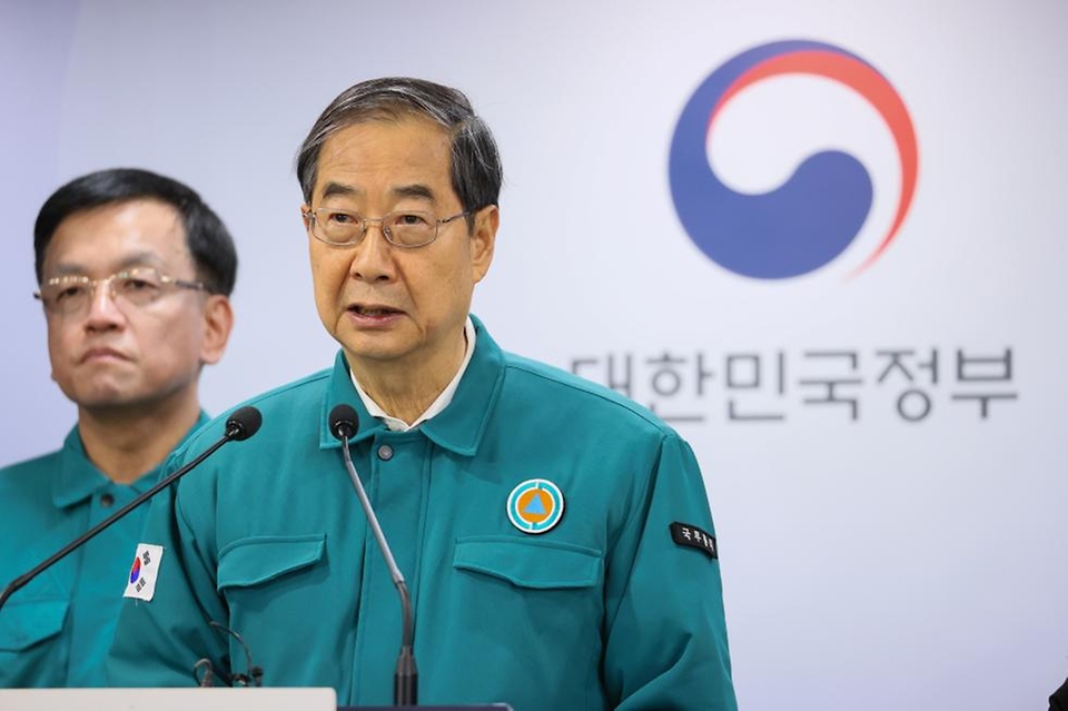 한덕수 국무총리가 18일 정부서울청사에서 의대정원 증원 필요성 및 의사 집단행동과 관련한 대국민 담화문을 발표하고 있다.