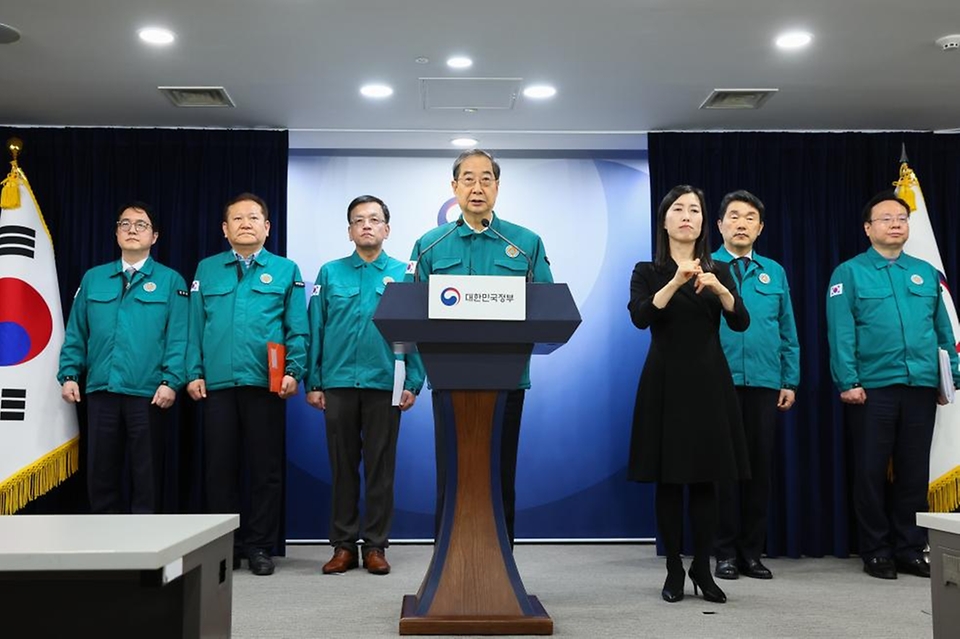 한덕수 국무총리가 18일 정부서울청사에서 의대정원 증원 필요성 및 의사 집단행동과 관련한 대국민 담화문을 발표하고 있다.