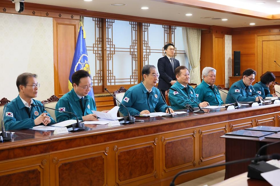 한덕수 국무총리가 19일 서울 종로구 정부서울청사에서 열린 의사 집단 행동 관계 장관회의에 참석해 정부의 대책을 설명하고 있다. 