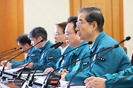 한덕수 국무총리가 19일 서울 종로구 정부서울청사에서 열린 의사 집단 행동 관계 장관회의에 참석해 정부의 대책을 설명하고 있다.