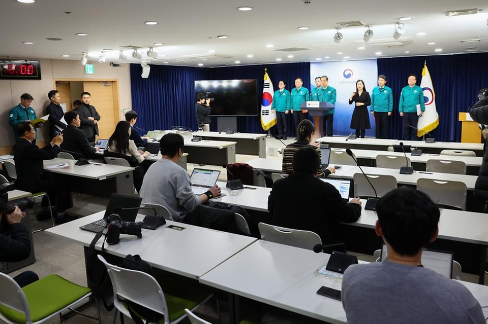 한덕수 국무총리가 18일 정부서울청사에서 의대정원 증원 필요성 및 의사 집단행동과 관련한 대국민 담화문을 발표하고 있다. 