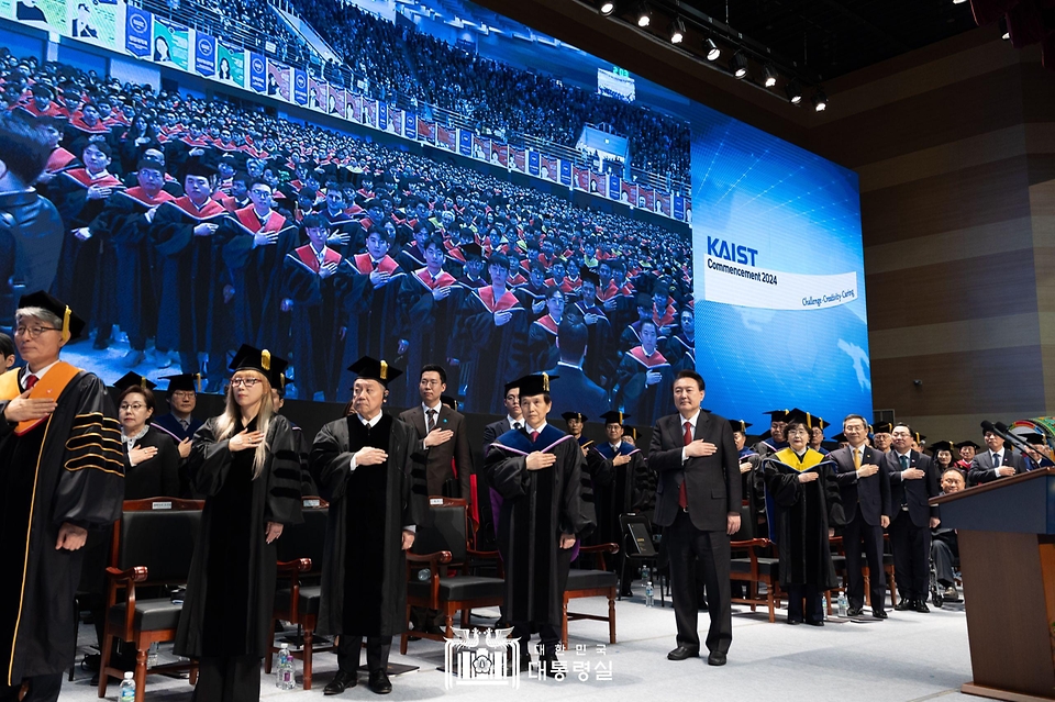 윤석열 대통령이 16일 대전 유성구 한국과학기술원(KAIST)에서 열린 2024년 학위수여식에 참석해 국기에 경례하고 있다. 