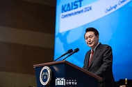 윤석열 대통령이 16일 대전 유성구 한국과학기술원(KAIST)에서 열린 2024년 학위수여식에 참석해 축사를 하고 있다. 
