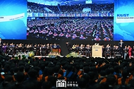 윤석열 대통령이 16일 대전 유성구 한국과학기술원(KAIST)에서 열린 2024년 학위수여식에 참석해 축사를 마친 뒤 인사하고 있다. 