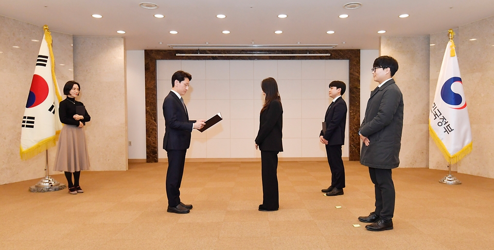 김윤상 기획재정부 차관이 16일 서울 종로구 정부서울청사에서 열린 ‘청년인턴 우수 공공기관 포상식’에 참석해 표창장을 수여하고 있다. 