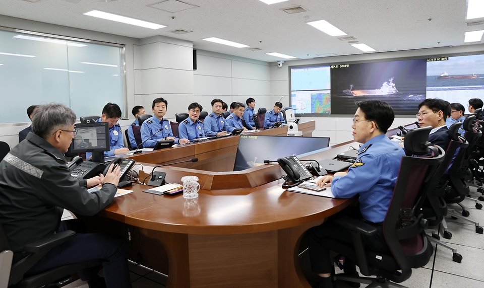 김종욱 해양경찰청장이 16일 인천 연수구 해양경찰청 상황회의실에서 제주 서귀포 해상 침수선박 금양6호의 안전조치 상황대책회의를 주재하고 있다.