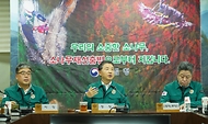 남성현 산림청장이 19일 정부대전청사 산림청 상황실에서 소나무재선충병 관련 긴급대책회의를 열어 특별방제구역 추가 지정 등 예찰강화와 유관기관 협력방안에 대해 논의하고 있다.
