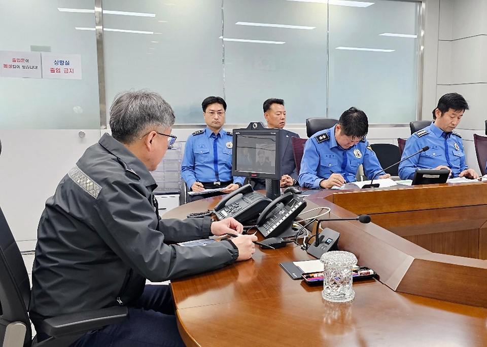 김종욱 해양경찰청장이 16일 인천 연수구 해양경찰청 상황회의실에서 제주 서귀포 해상 침수선박 금양6호 대응하고 있는 현장(5002함)에 총력을 다할 것을 영상 통화로 직접 지시하고 있다.