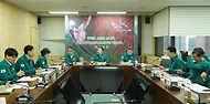남성현 산림청장이 19일 정부대전청사 산림청 상황실에서 국립산림과학원, 소나무재선충병모니터링센터 등이 참석한 가운데 열린 ‘소나무재선충병 방제 긴급대책회의’를 주재하고 있다.