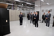 고기동 행정안전부 차관이 20일 서울 강서구 화곡동 새마을금고 IT 센터 기계실을 찾아 통합 보안 구축장비를 점검하고 있다.