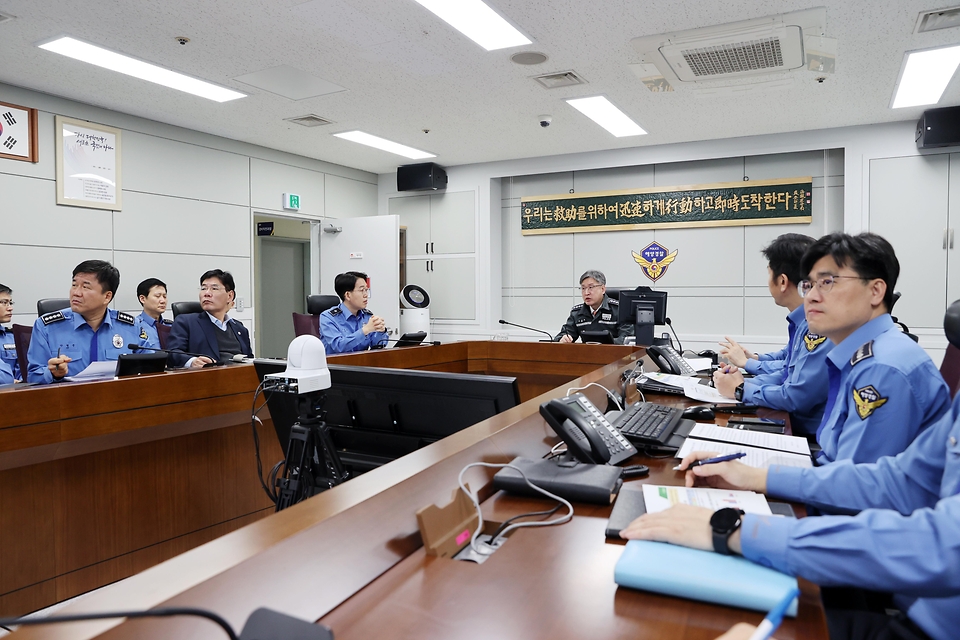 김종욱 해양경찰청장이 16일 인천 연수구 해양경찰청 상황회의실에서 제주 서귀포 해상 침수선박 금양6호의 안전조치 상황대책회의를 주재하고 있다.