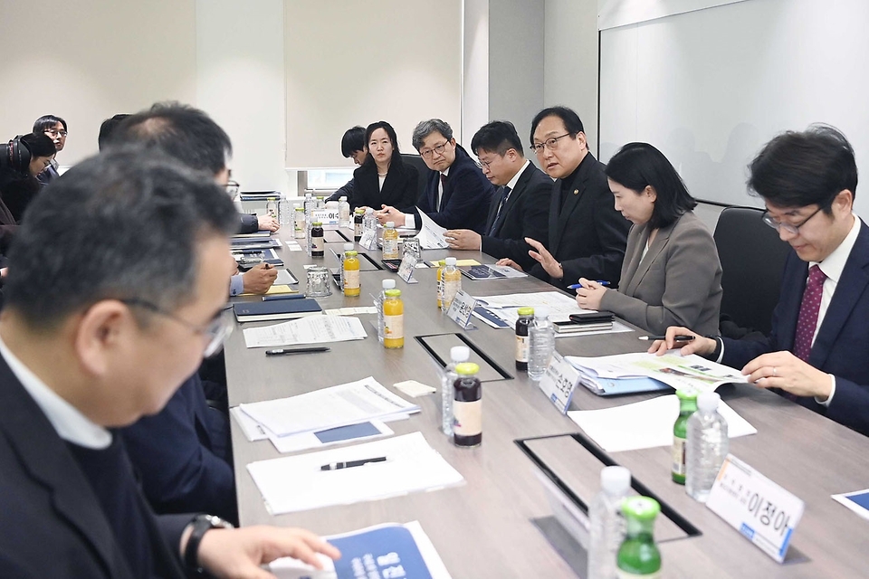 정인교 산업통상자원부 통상교섭본부장이 21일 서울 마포구 일진제강 서울사무소 회의실에서 열린 ‘철강업계 현장간담회’를 주재하고, 최근 시행된 유럽연합(EU) 탄소국경조정제도(CBAM) 대응 관련, 철강기업의 준비사항 점검, 대응과정에서의 애로사항 등을 청취·논의하고 있다.  